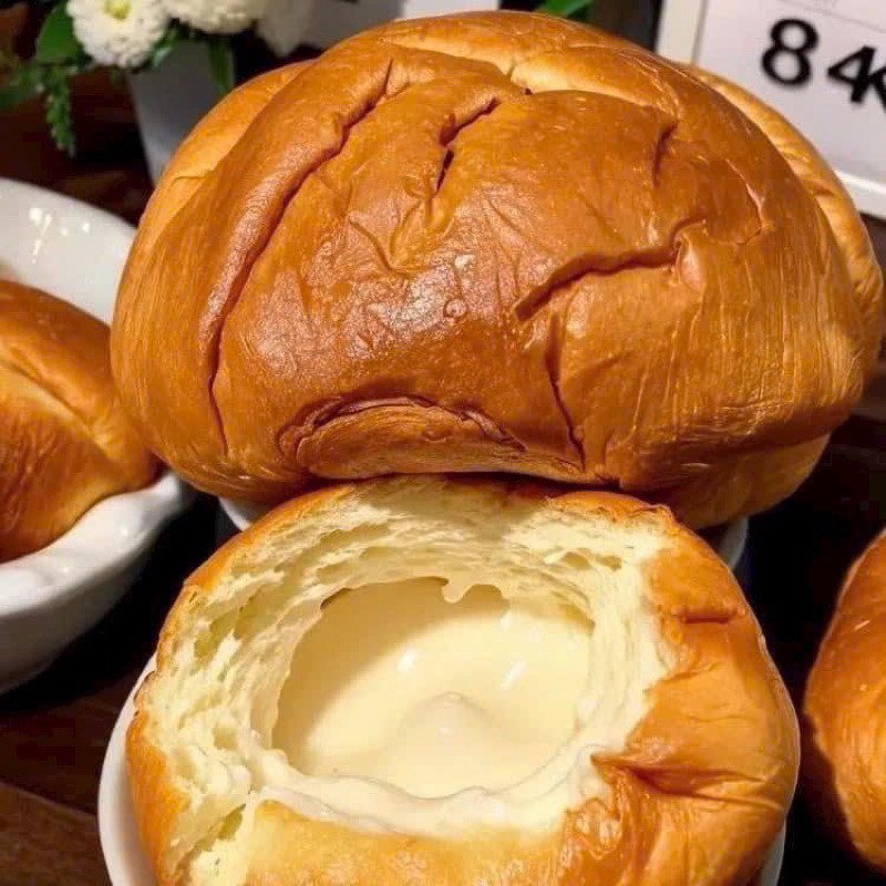 Bánh mì Rongyan vị sữa chua bẻ đôi, nhân kem chảy